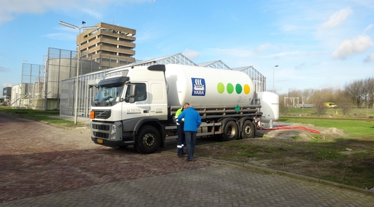 Yara vrachtwagen bij kas in Vlaardingen