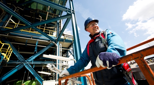 Operator bij fabriek Sluiskil