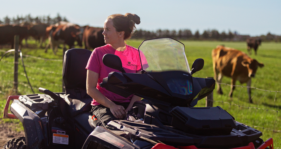 Magnhild på traktoren
