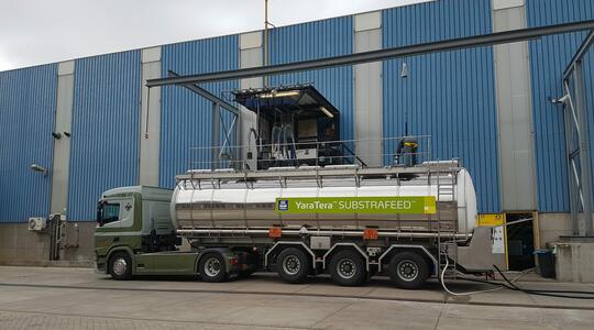 Vrachtwagen van Staalduinen met Substrafeed aanhanger