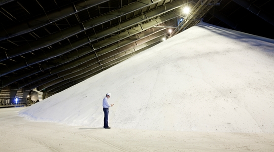 Man staat bij berg meststoffen