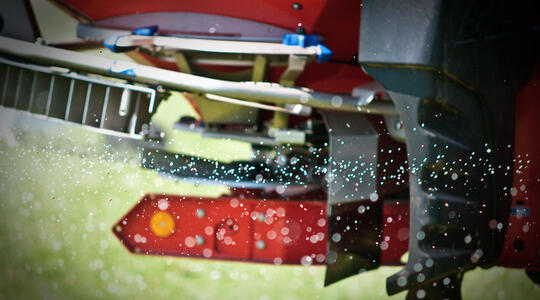 close-up van strooien van kunstmest 