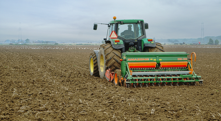 Tractor met zaaimachine