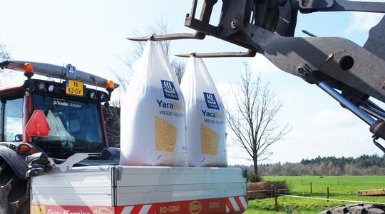 bigbags met voorlader in kunstmeststrooier