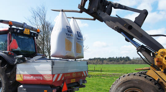 yarabela big bags worden geleegd in kunstmeststrooier