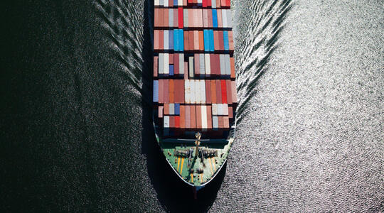 Drone foto van een containerschip op volle zee