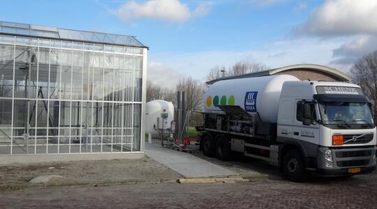 Vrachtwagen van Yara levert meststoffen af bij de kas